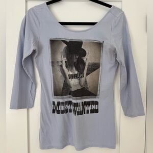 Guess “Most Wanted” Outlaw Graphic Top | Soft Stretch Scoop Neck Tee | Size L